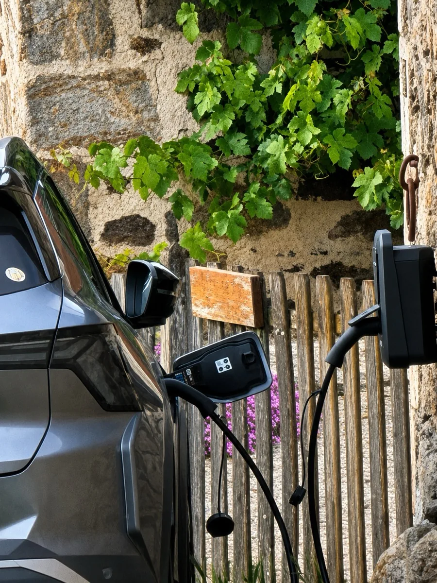 Véhicule électrique connecté à une borne de recharge murale