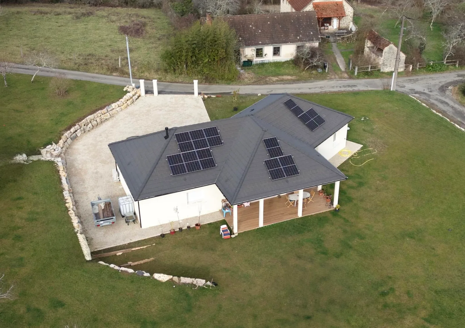 Vue aérienne de panneaux solaires répartis sur plusieurs pans de toiture
